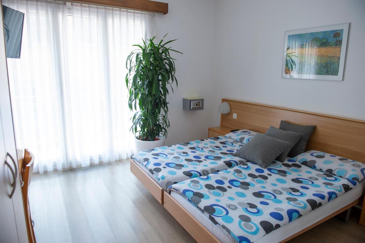 Garni Moderno Hotel เบลลินโซนา ภายนอก รูปภาพ