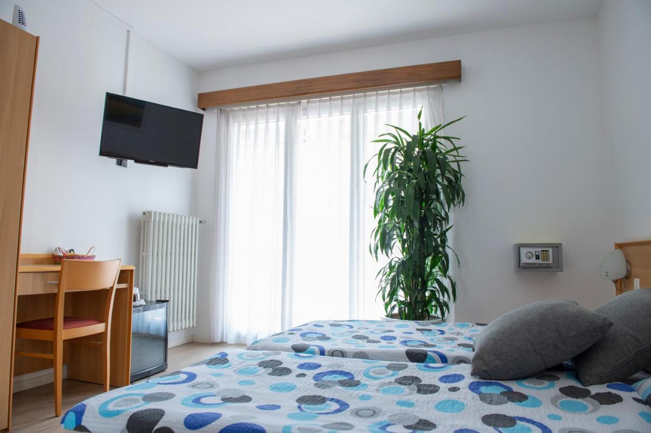 Garni Moderno Hotel เบลลินโซนา ภายนอก รูปภาพ