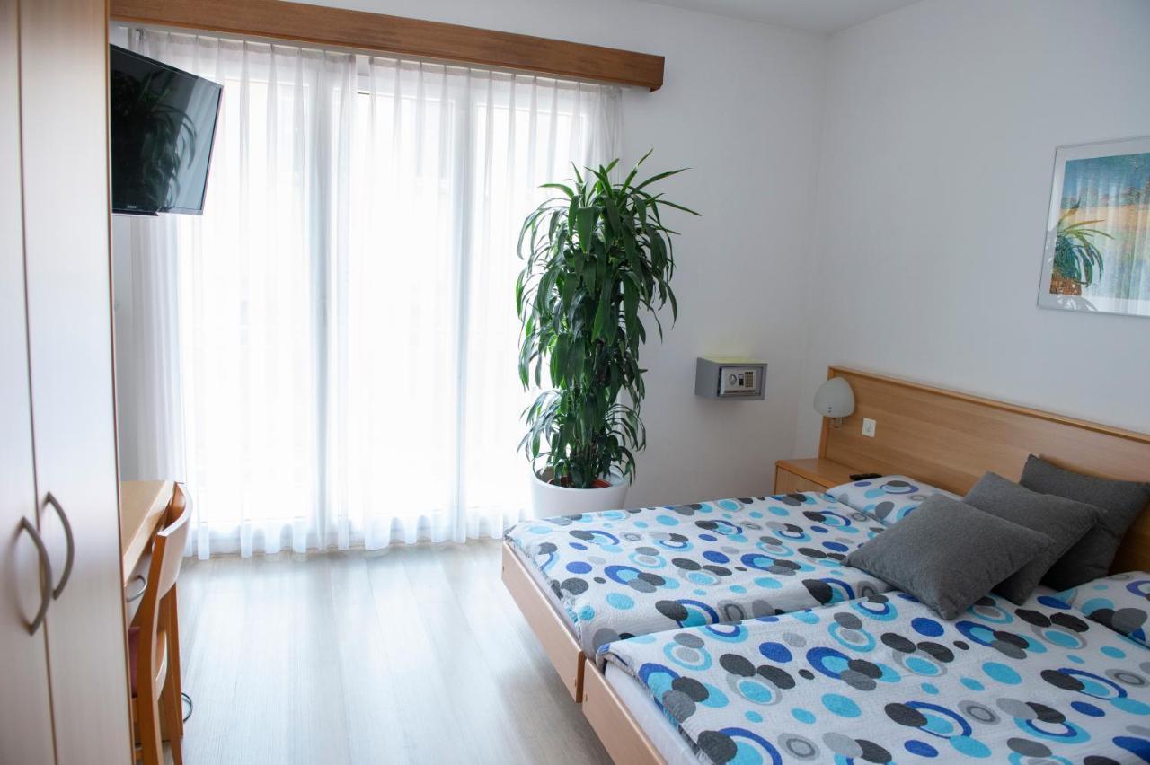 Garni Moderno Hotel เบลลินโซนา ภายนอก รูปภาพ