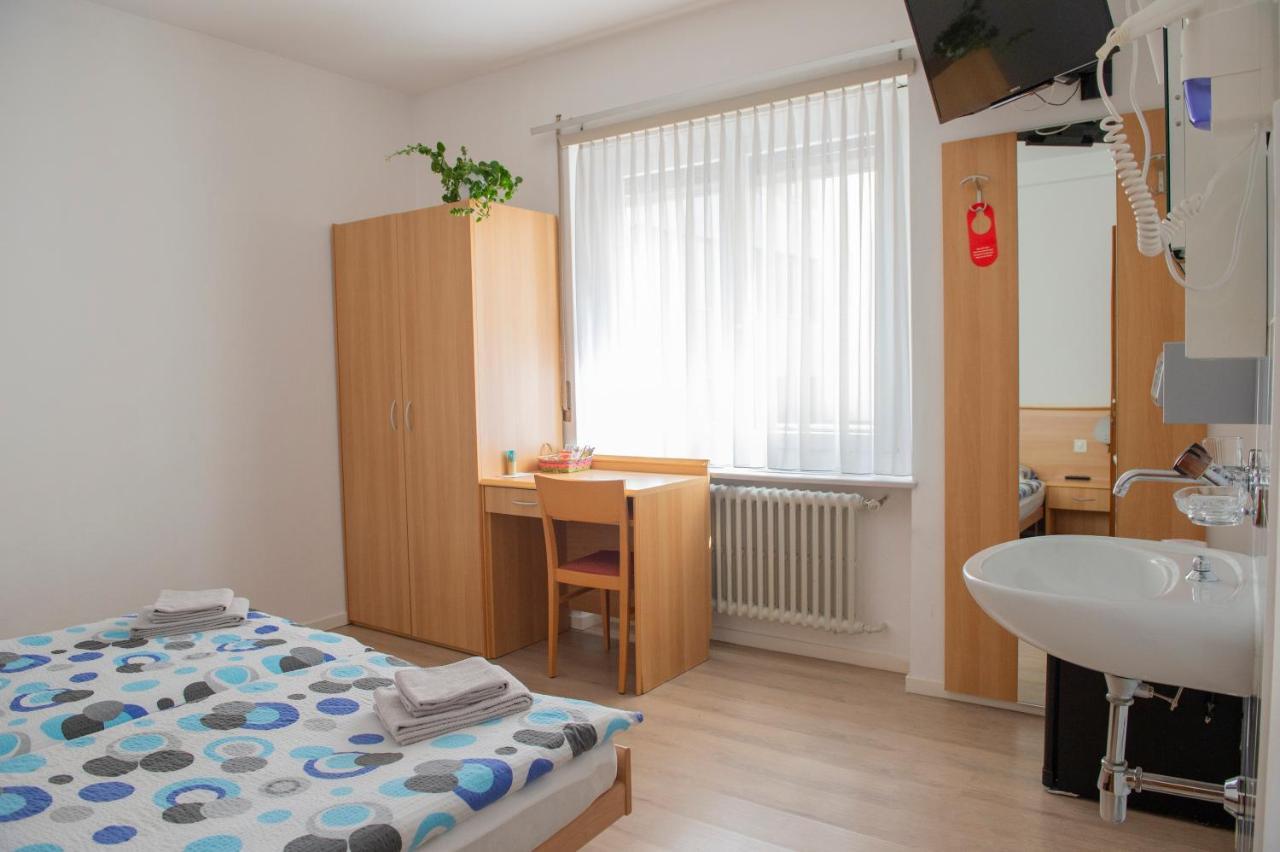 Garni Moderno Hotel เบลลินโซนา ภายนอก รูปภาพ
