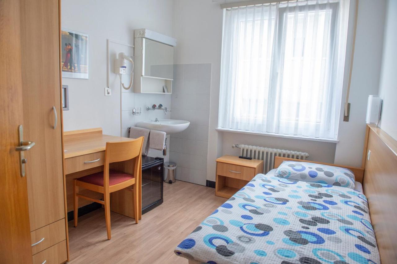 Garni Moderno Hotel เบลลินโซนา ภายนอก รูปภาพ