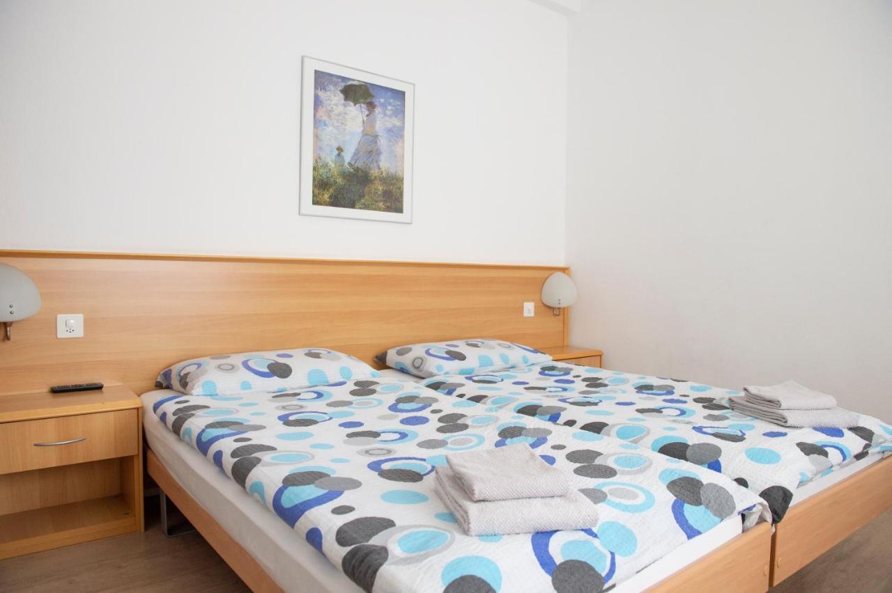 Garni Moderno Hotel เบลลินโซนา ภายนอก รูปภาพ