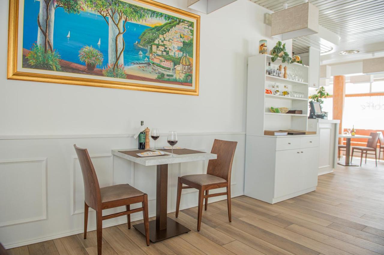 Garni Moderno Hotel เบลลินโซนา ภายนอก รูปภาพ