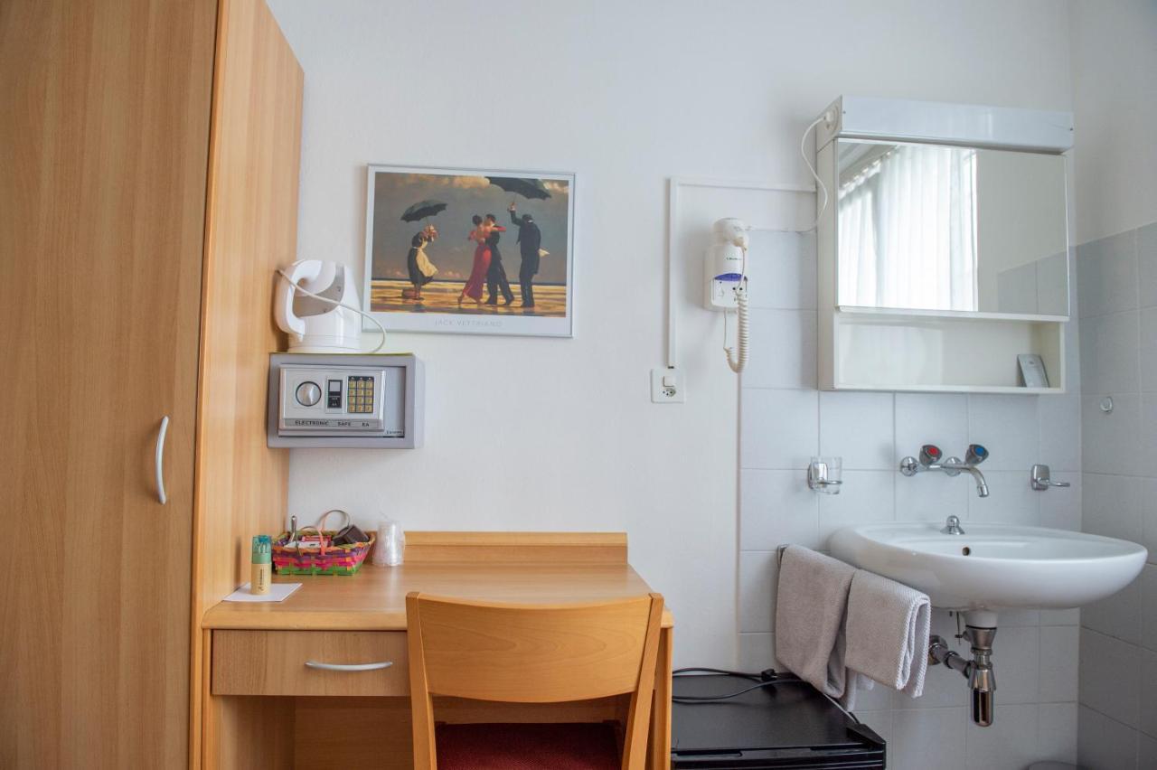 Garni Moderno Hotel เบลลินโซนา ภายนอก รูปภาพ
