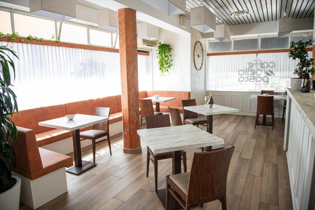 Garni Moderno Hotel เบลลินโซนา ภายนอก รูปภาพ