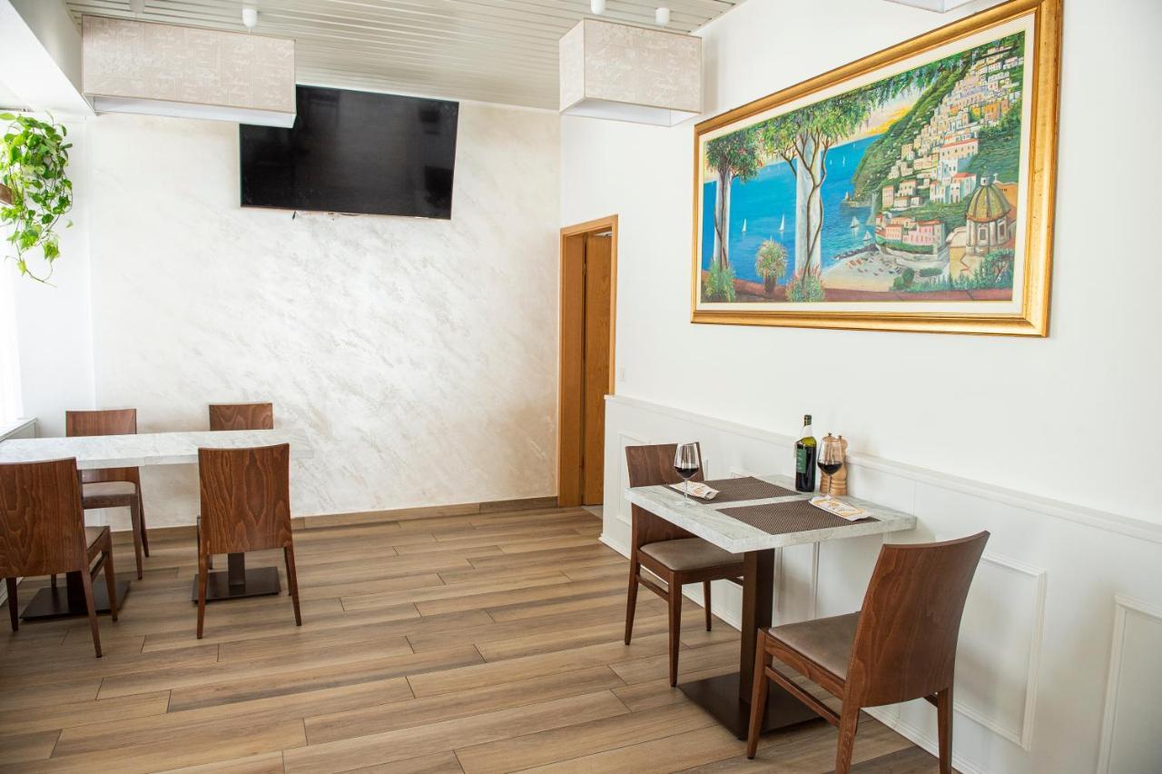 Garni Moderno Hotel เบลลินโซนา ภายนอก รูปภาพ