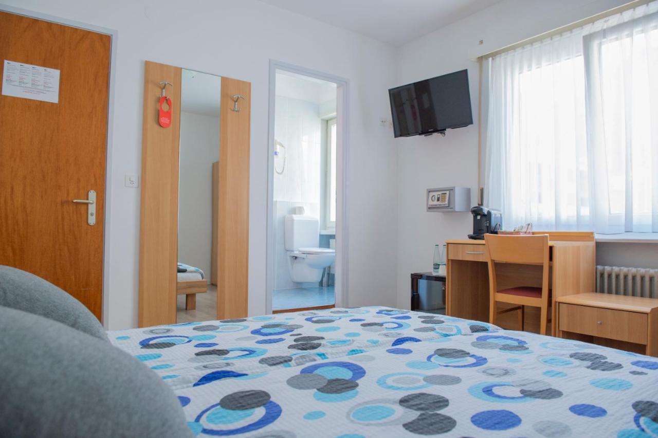 Garni Moderno Hotel เบลลินโซนา ภายนอก รูปภาพ