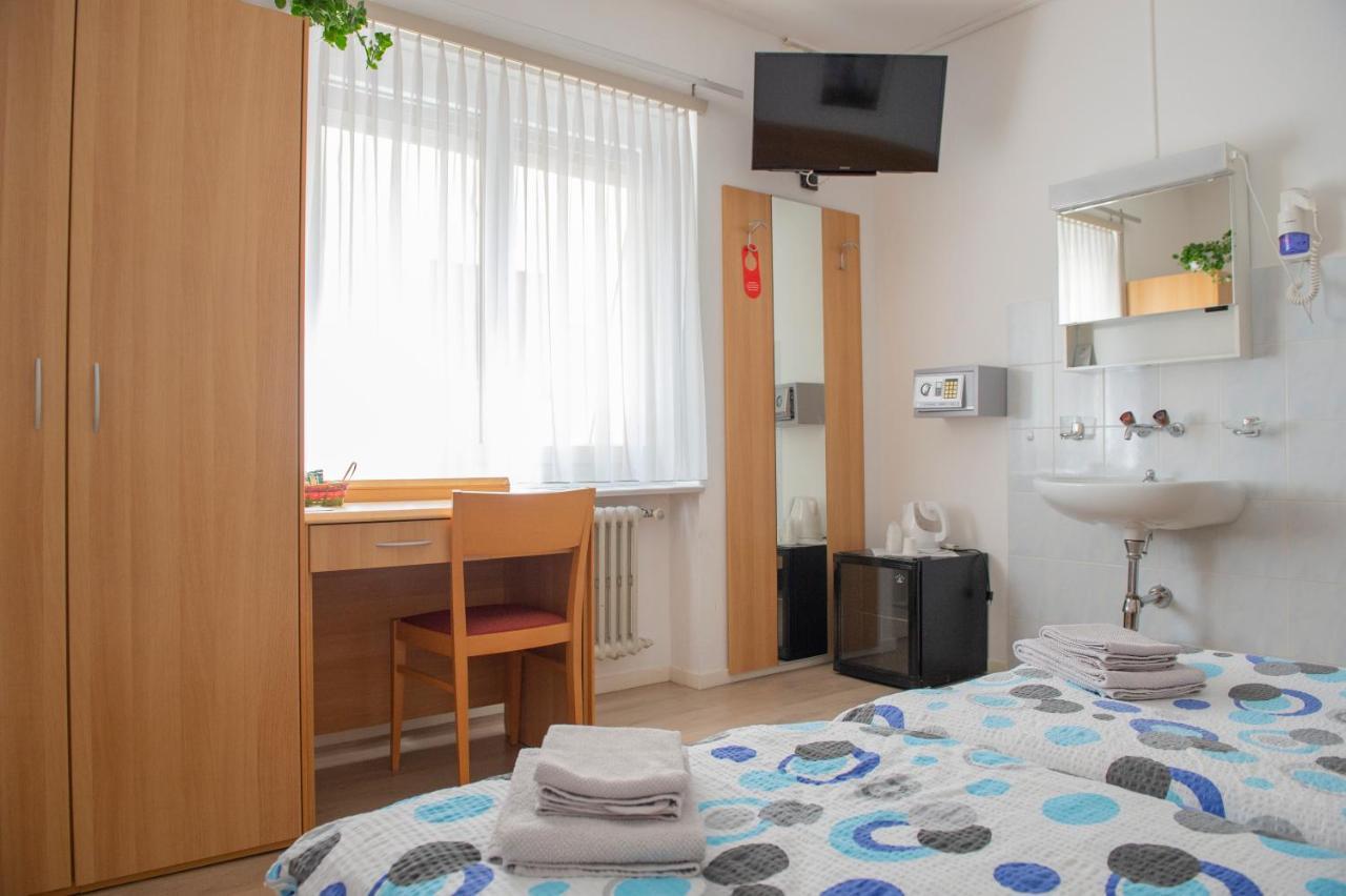 Garni Moderno Hotel เบลลินโซนา ภายนอก รูปภาพ
