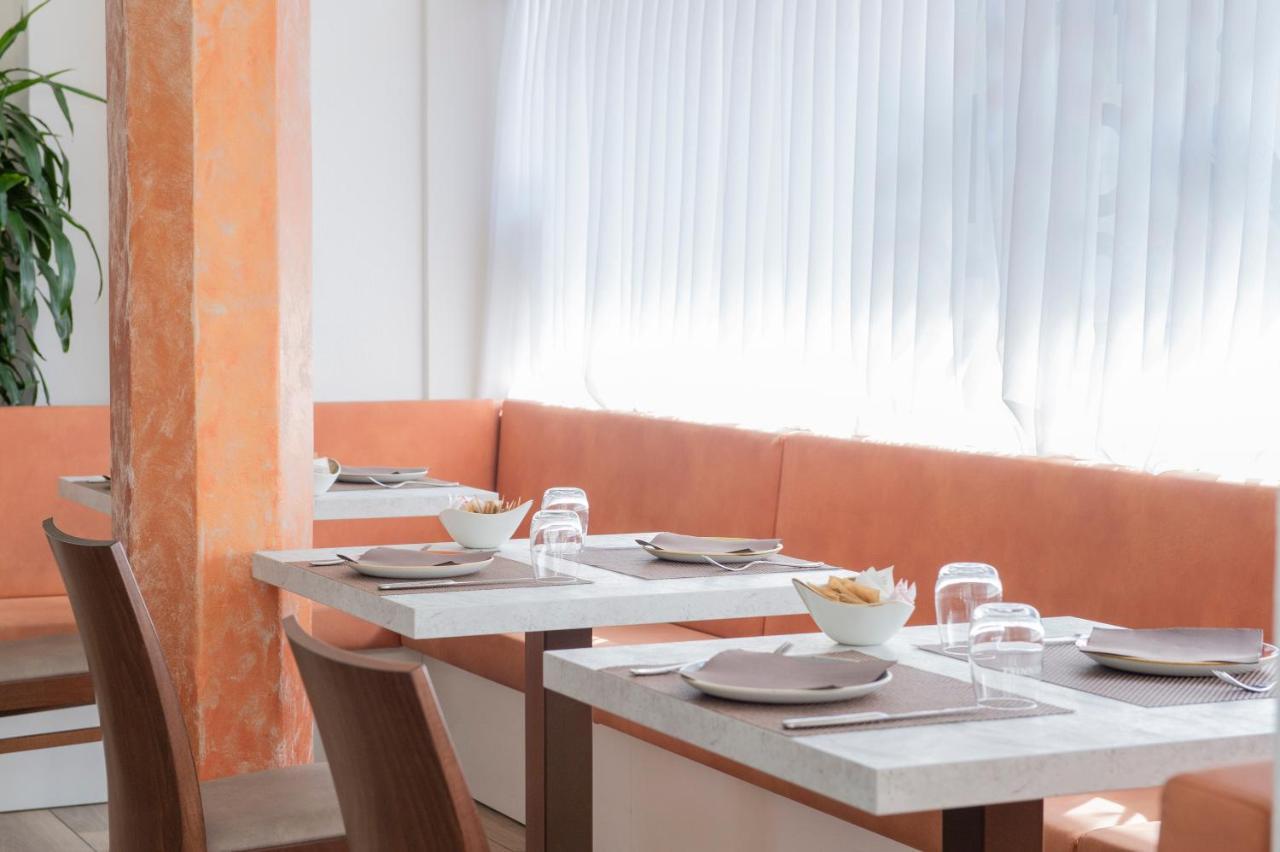 Garni Moderno Hotel เบลลินโซนา ภายนอก รูปภาพ