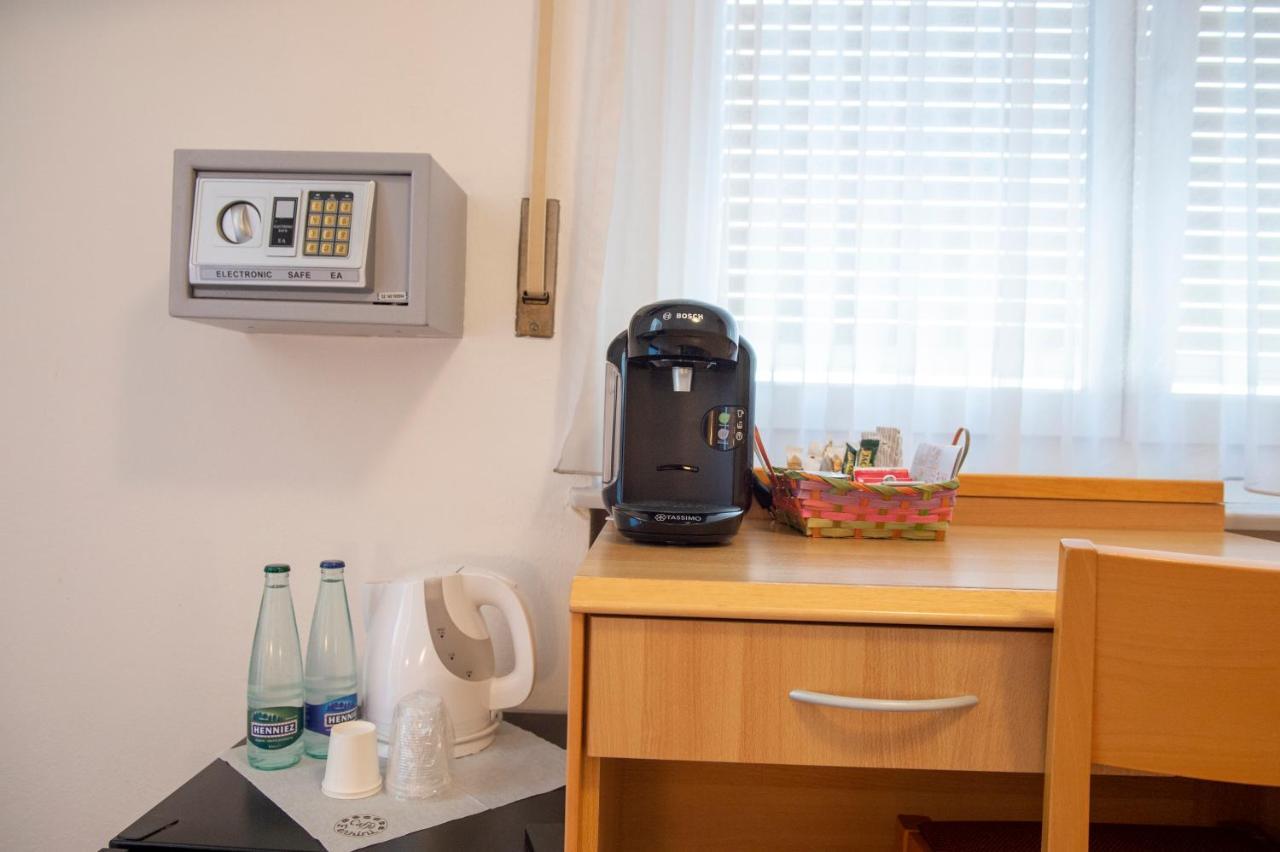 Garni Moderno Hotel เบลลินโซนา ภายนอก รูปภาพ